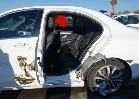 2016 Mercedes-Benz C 300 из США, поврежденный, VIN 55SWF4JB4GU171022